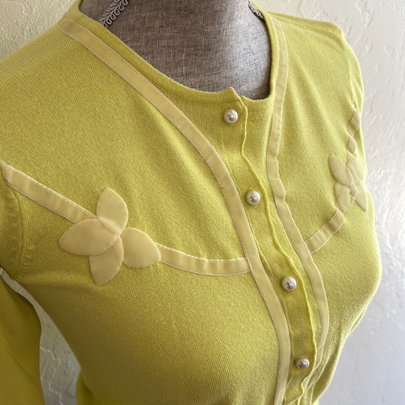 Dillard’s Intuitions Vintage Sweater, Size S, Velvet Trim, Faux Pearl Buttons - Picture 5 of 11